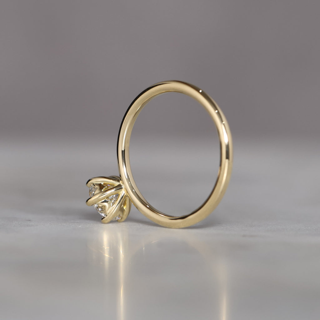 ROUND LAB CREATED DIAMOND / SOLITAIRE IV