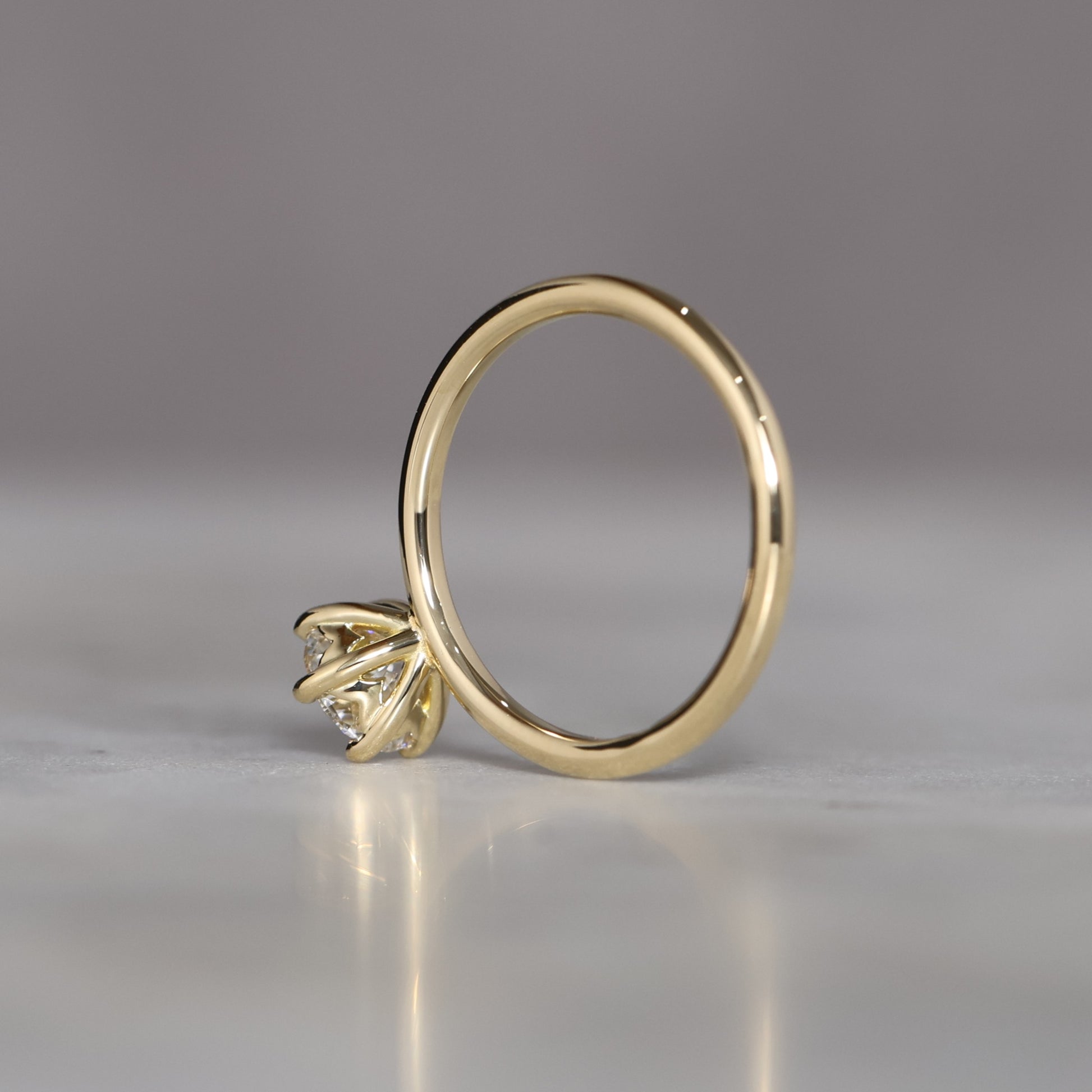 ROUND LAB CREATED DIAMOND / SOLITAIRE IV