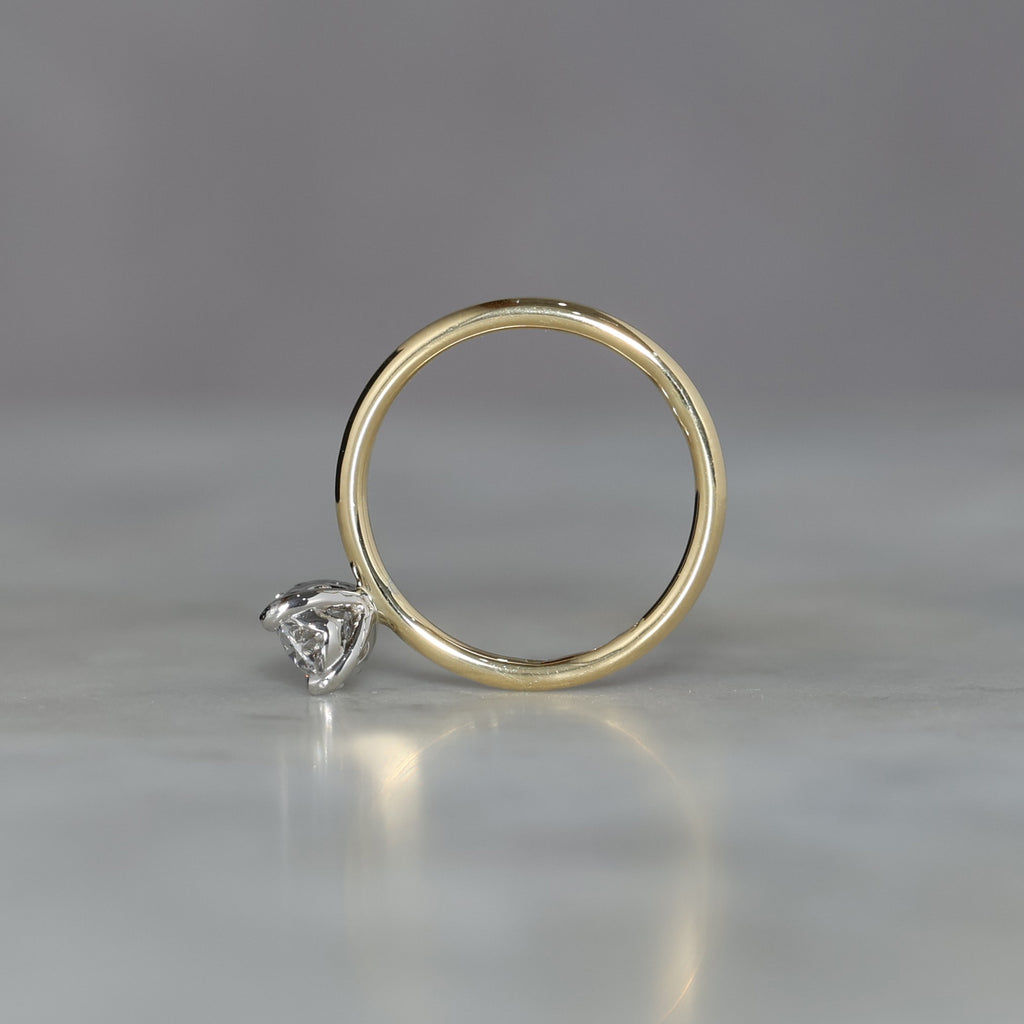 OVAL DIAMOND / MIXED METAL SOLITAIRE