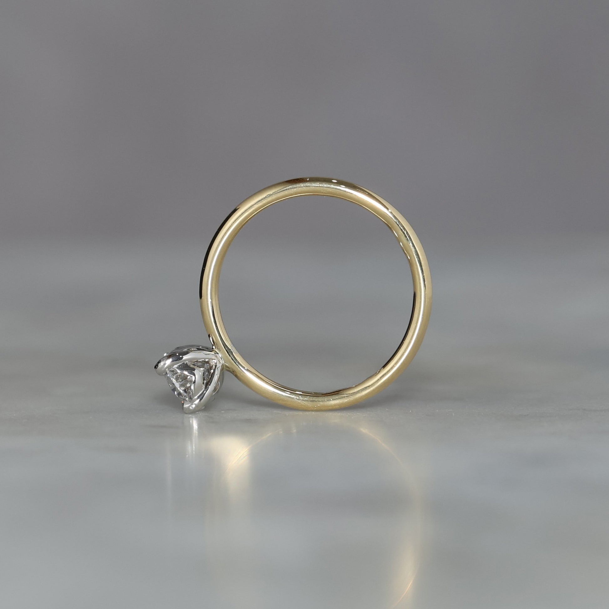 OVAL DIAMOND / MIXED METAL SOLITAIRE