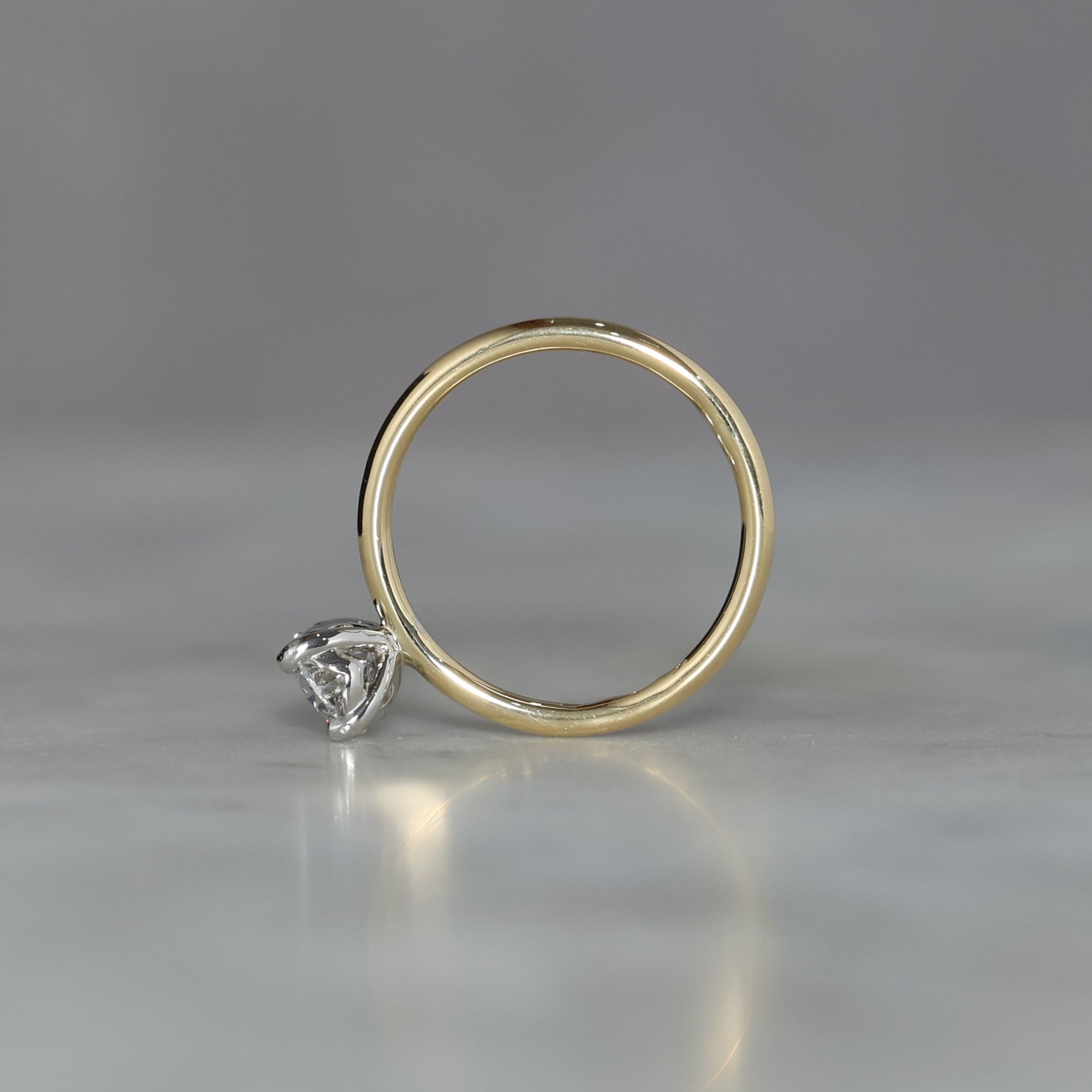 OVAL DIAMOND / MIXED METAL SOLITAIRE