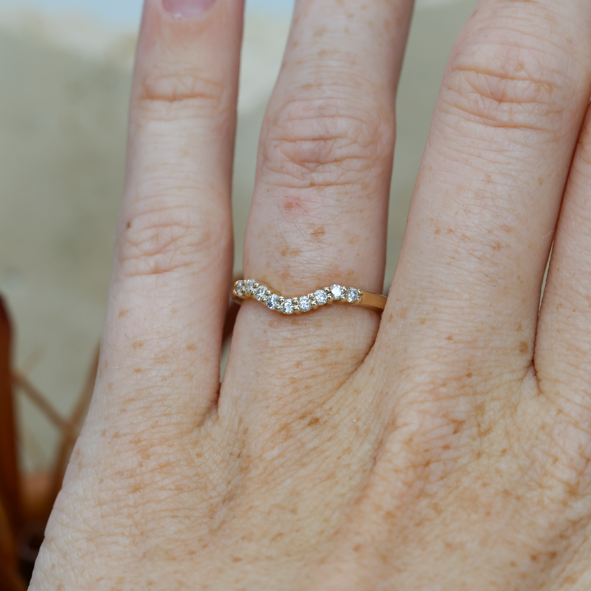 CURVED PETITE MIA / WEDDING BAND