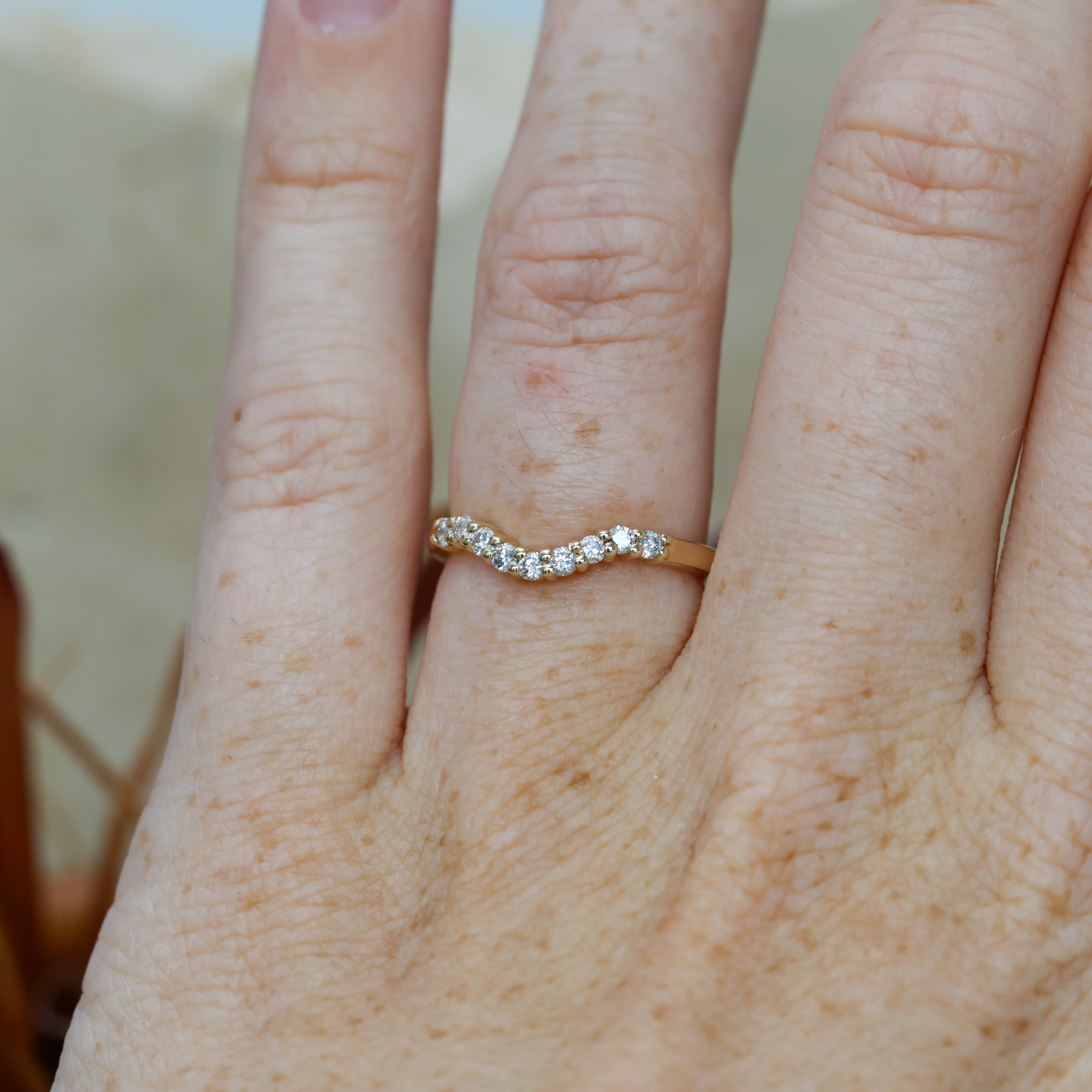 CURVED PETITE MIA / WEDDING BAND