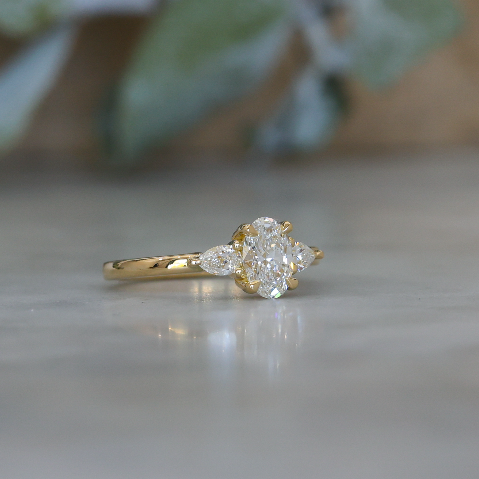 MAY TRILOGY / 0.72ct OVAL LAB DIAMOND RING II