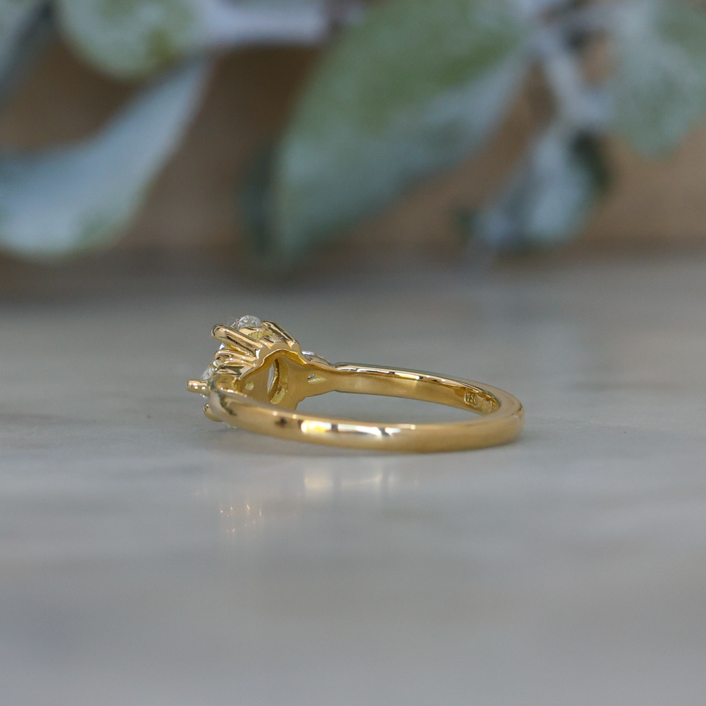 MAY TRILOGY / 0.72ct OVAL LAB DIAMOND RING II