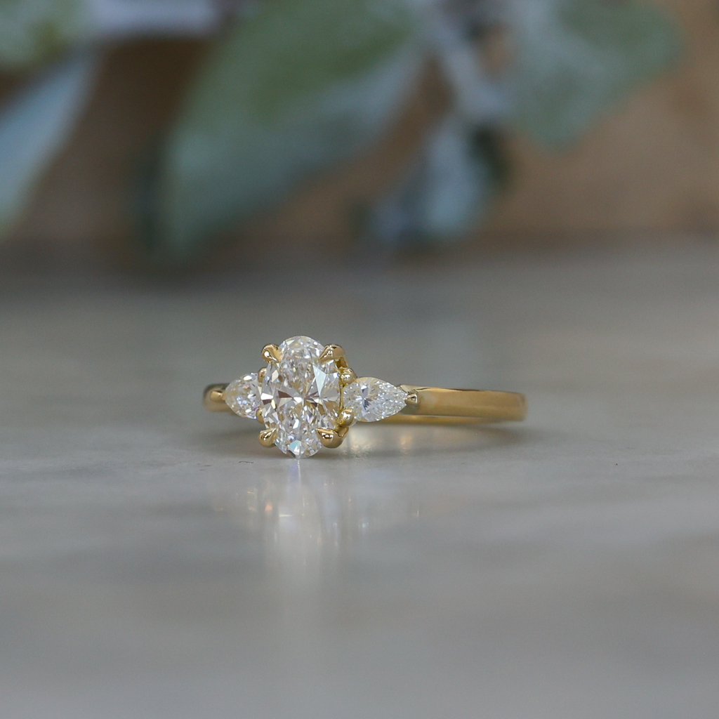 MAY TRILOGY / 0.72ct OVAL LAB DIAMOND RING II