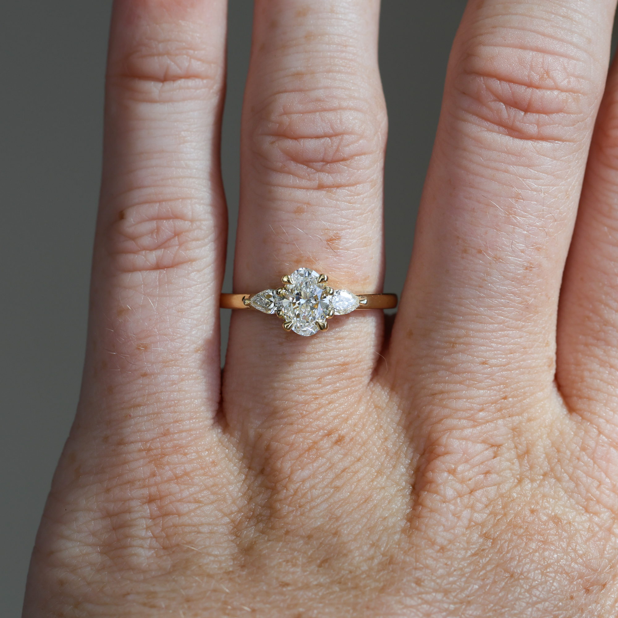 MAY TRILOGY / 0.72ct OVAL LAB DIAMOND RING II