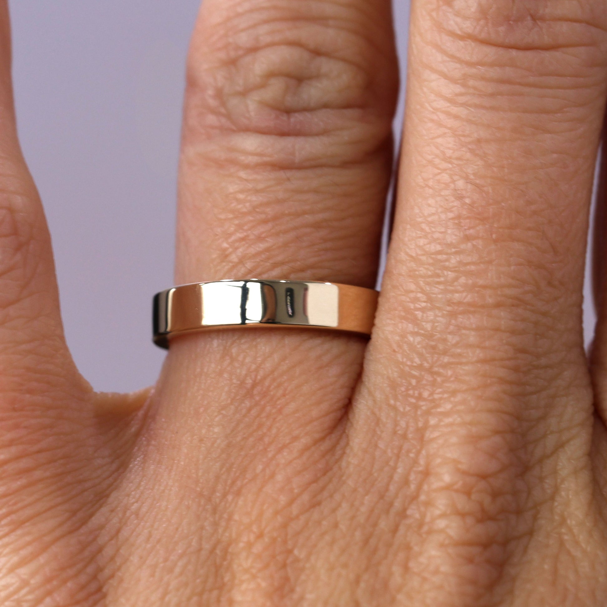 rhae 4mm gold wedding band on hand