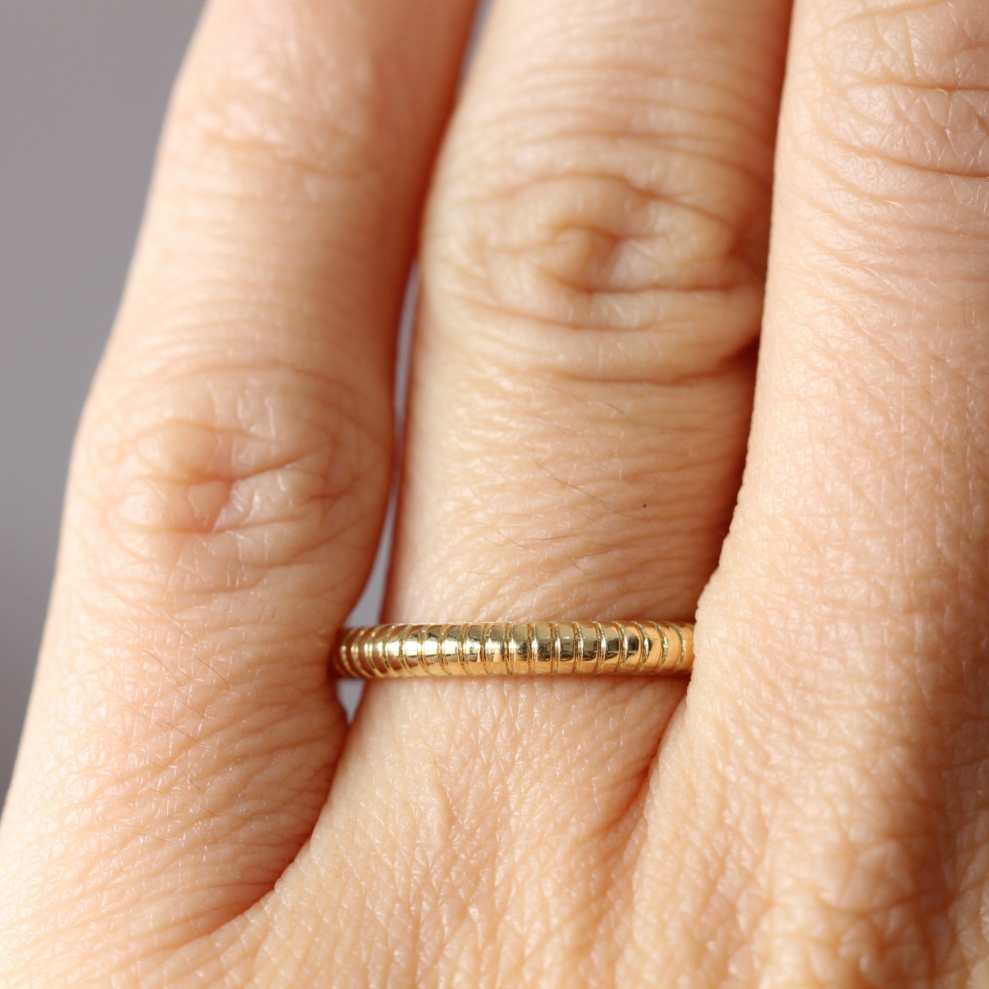 sol detailed wedding band