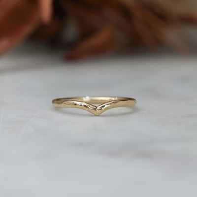 textured billy wedding band front