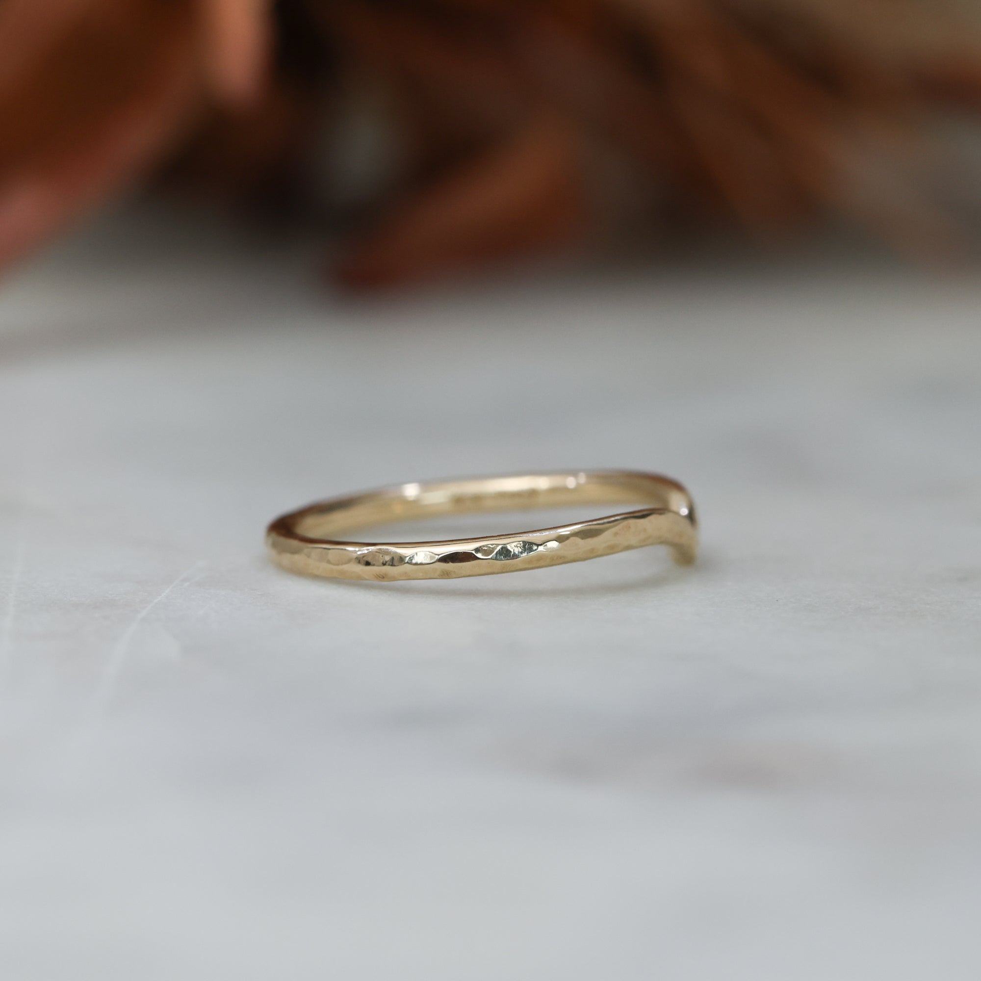 textured billy wedding band profile