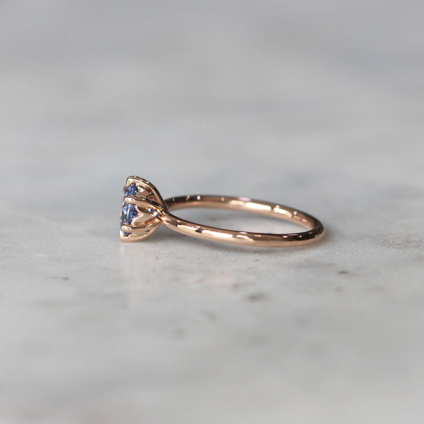 ROUND CEYLON / SAPPHIRE RING