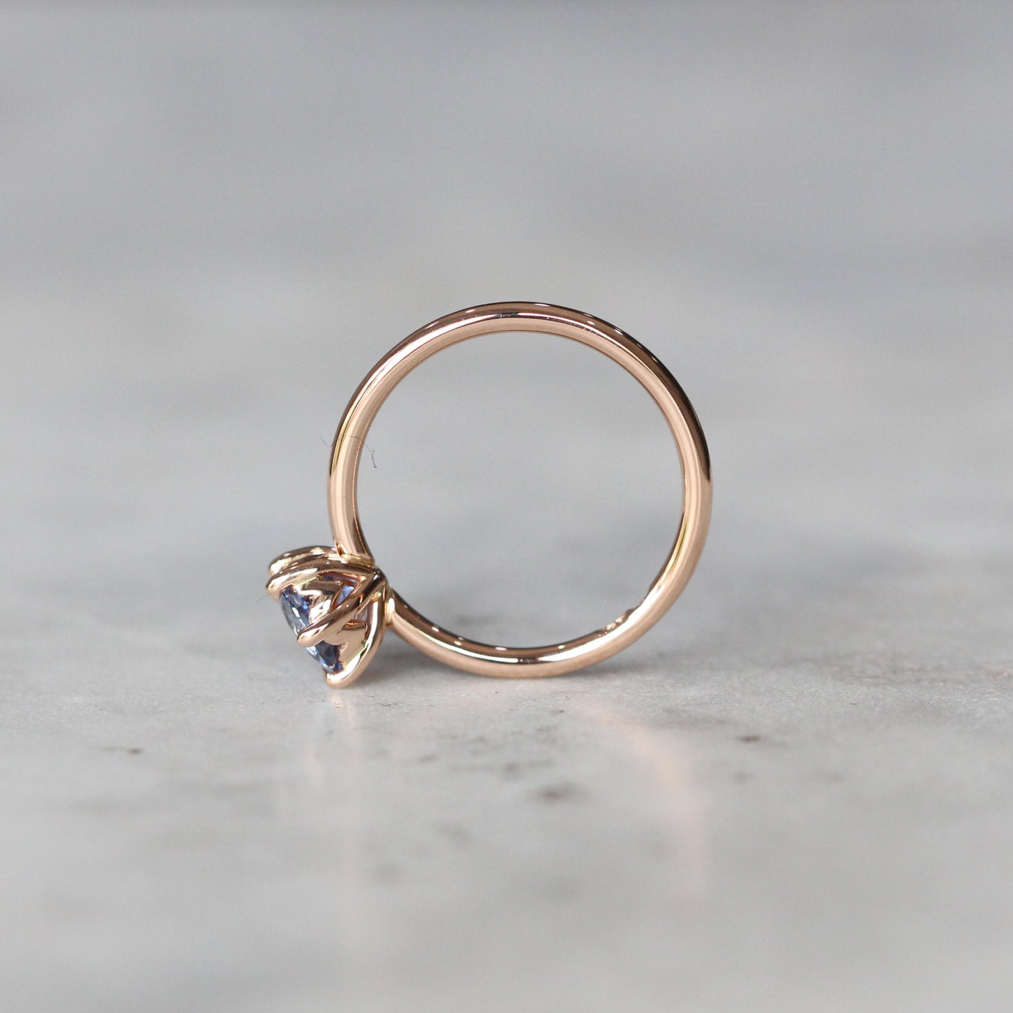 ROUND CEYLON / SAPPHIRE RING