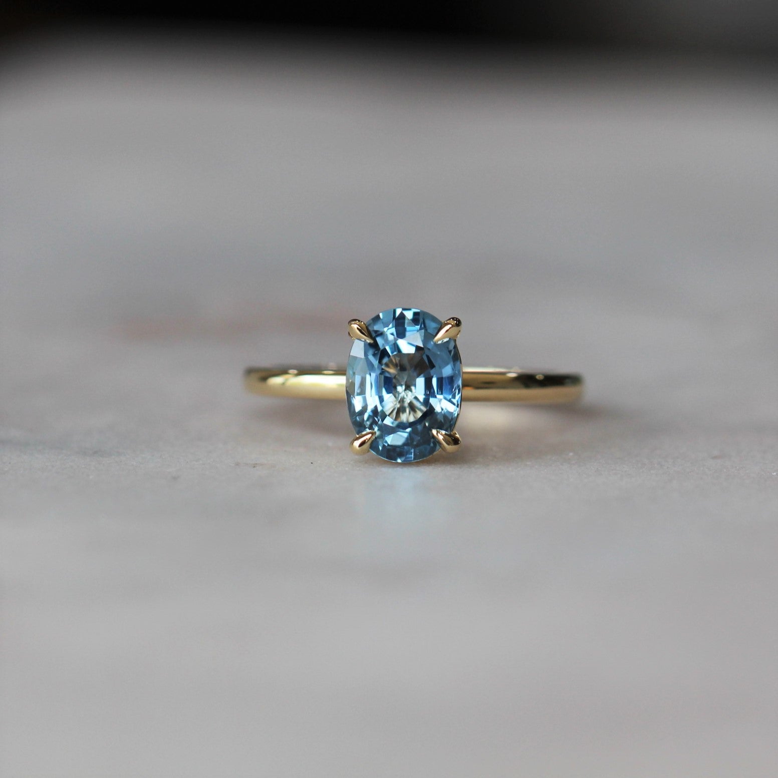 OVAL / CEYLON SAPPHIRE RING
