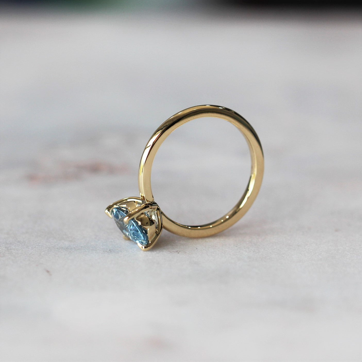 OVAL / CEYLON SAPPHIRE RING