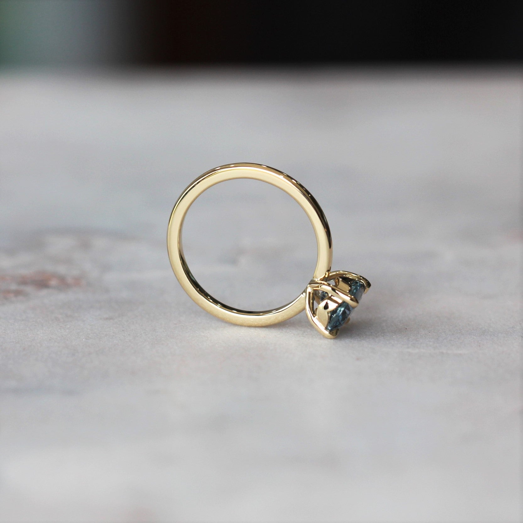 OVAL / CEYLON SAPPHIRE RING