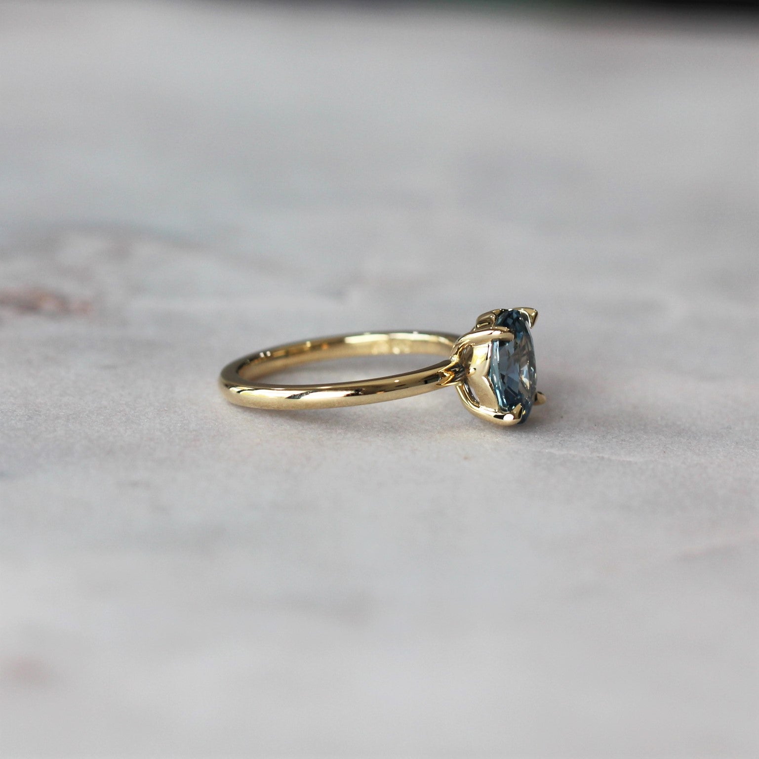 OVAL / CEYLON SAPPHIRE RING