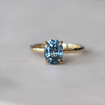 OVAL / CEYLON SAPPHIRE RING