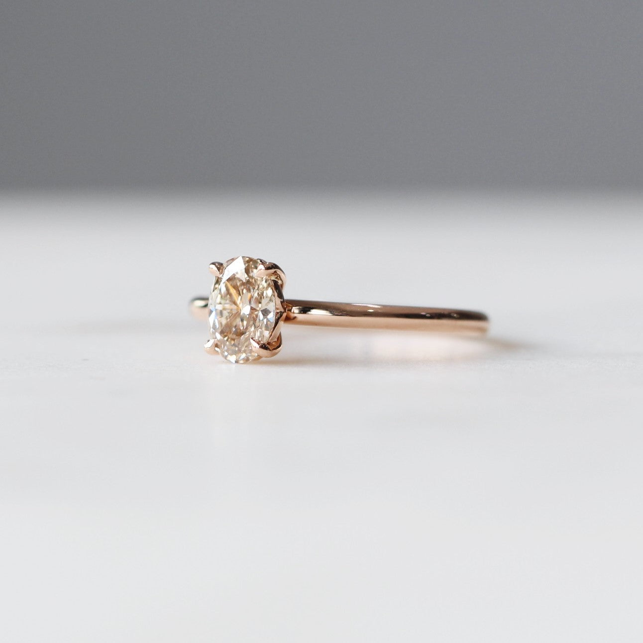 OVAL / ARGYLE SOLITAIRE RING