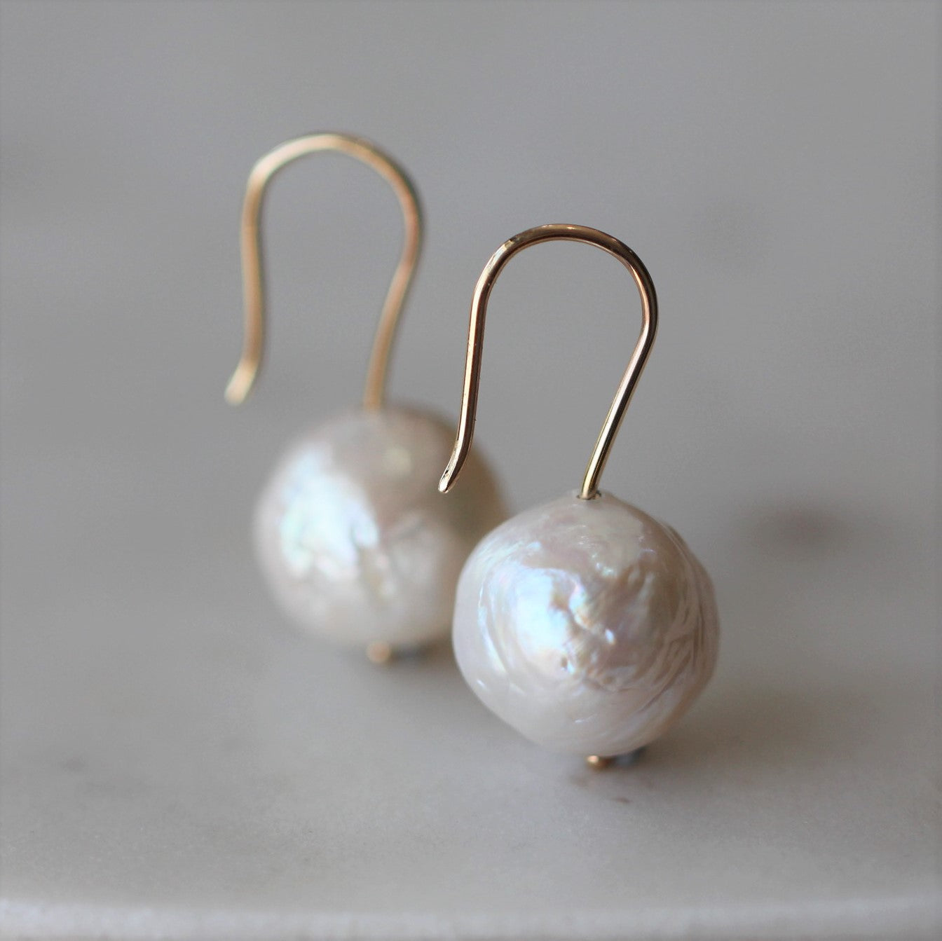 PEARL HOOK / EARRINGS