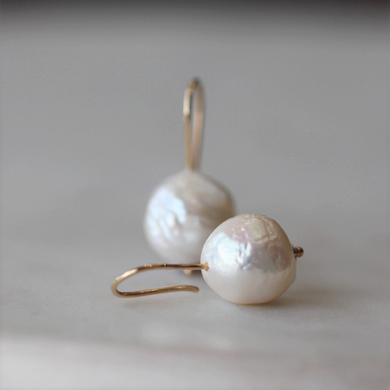 PEARL HOOK / EARRINGS
