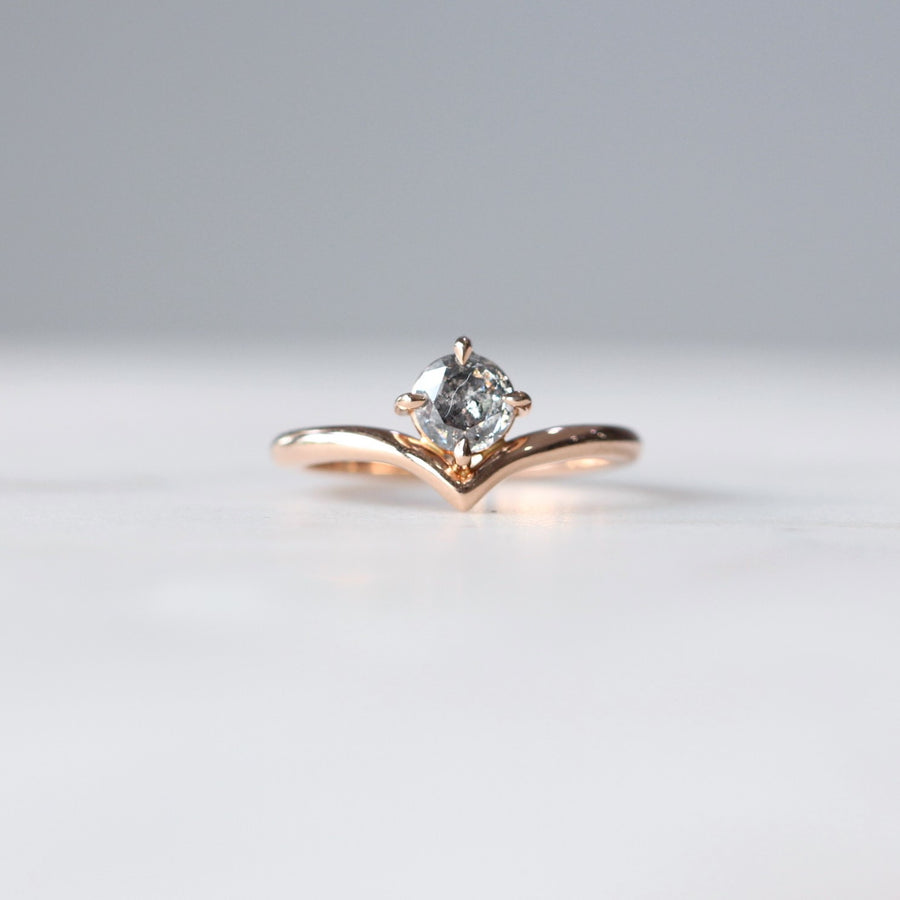 ROUND / SALT & PEPPER DIAMOND RING