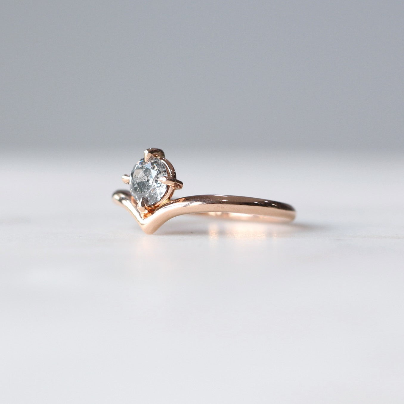 ROUND / SALT & PEPPER DIAMOND RING