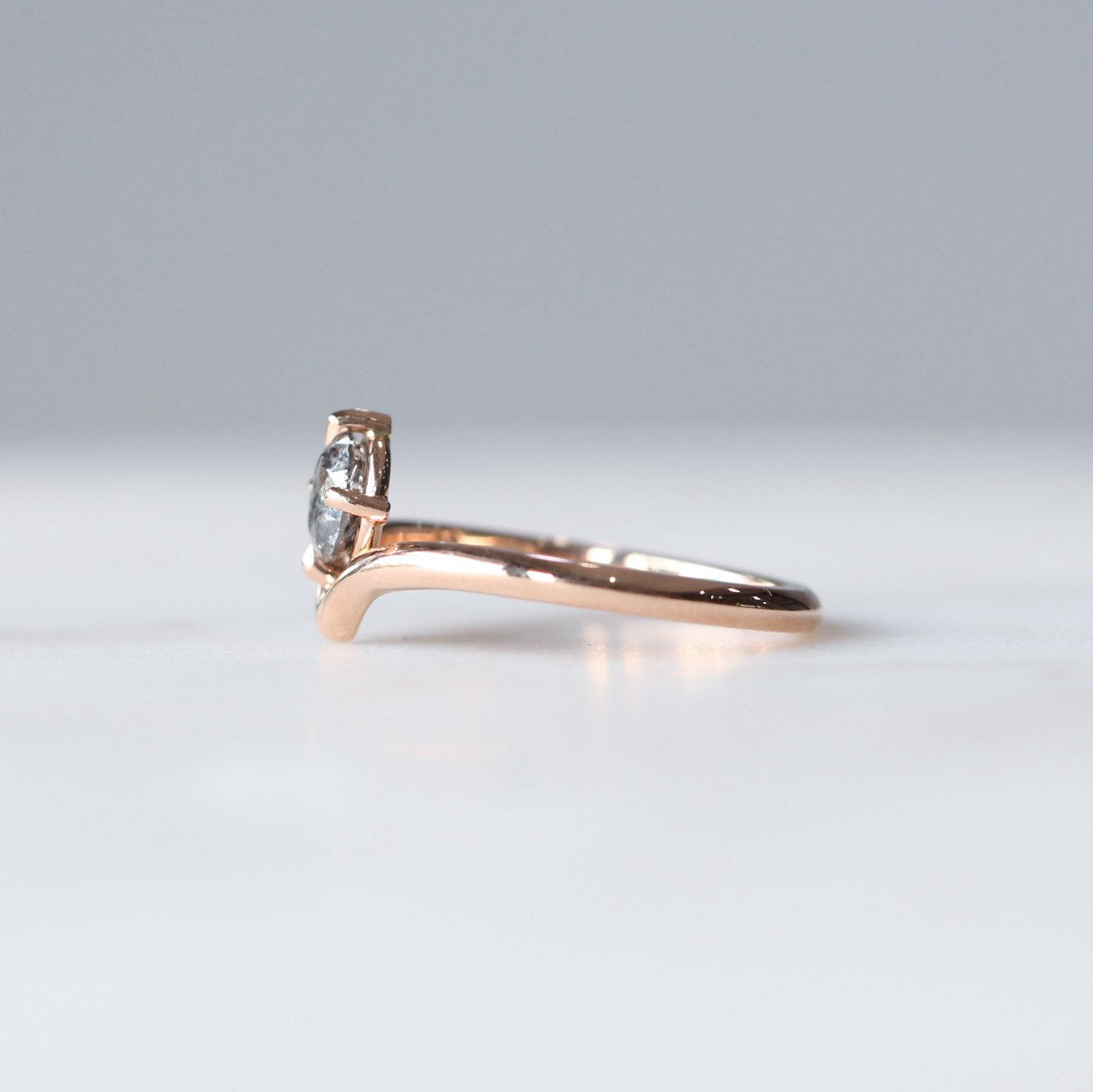 ROUND / SALT & PEPPER DIAMOND RING