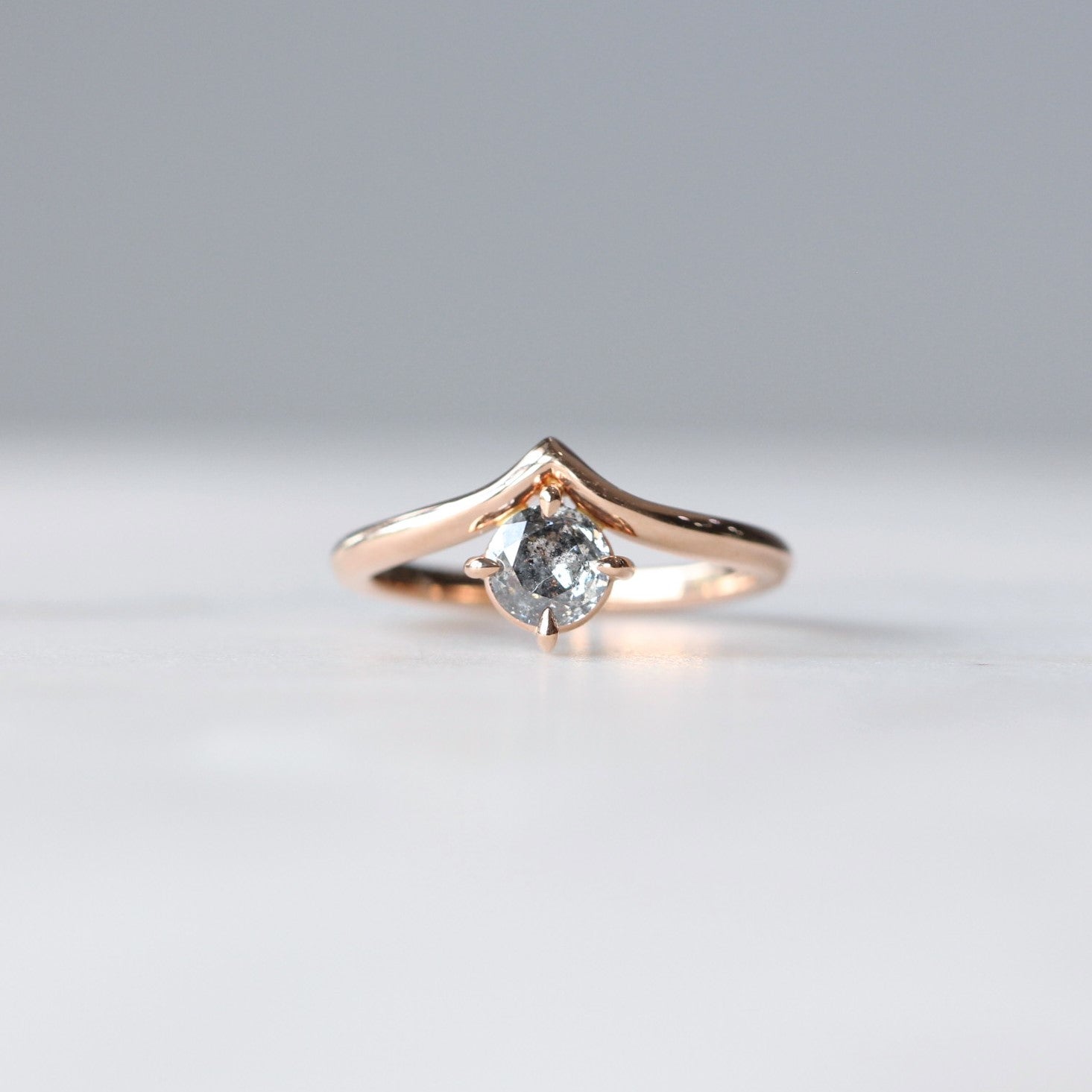 ROUND / SALT & PEPPER DIAMOND RING