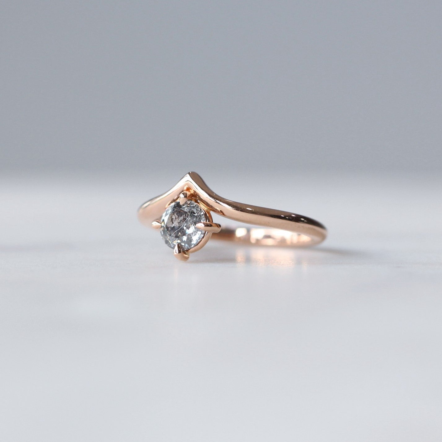 ROUND / SALT & PEPPER DIAMOND RING