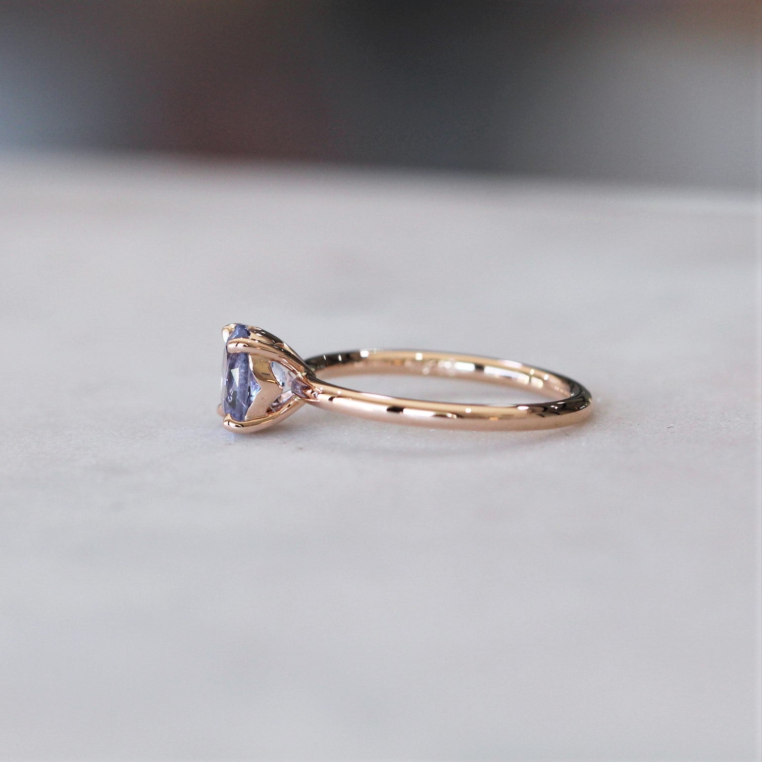OVAL / LAVENDER CEYLON SAPPHIRE RING
