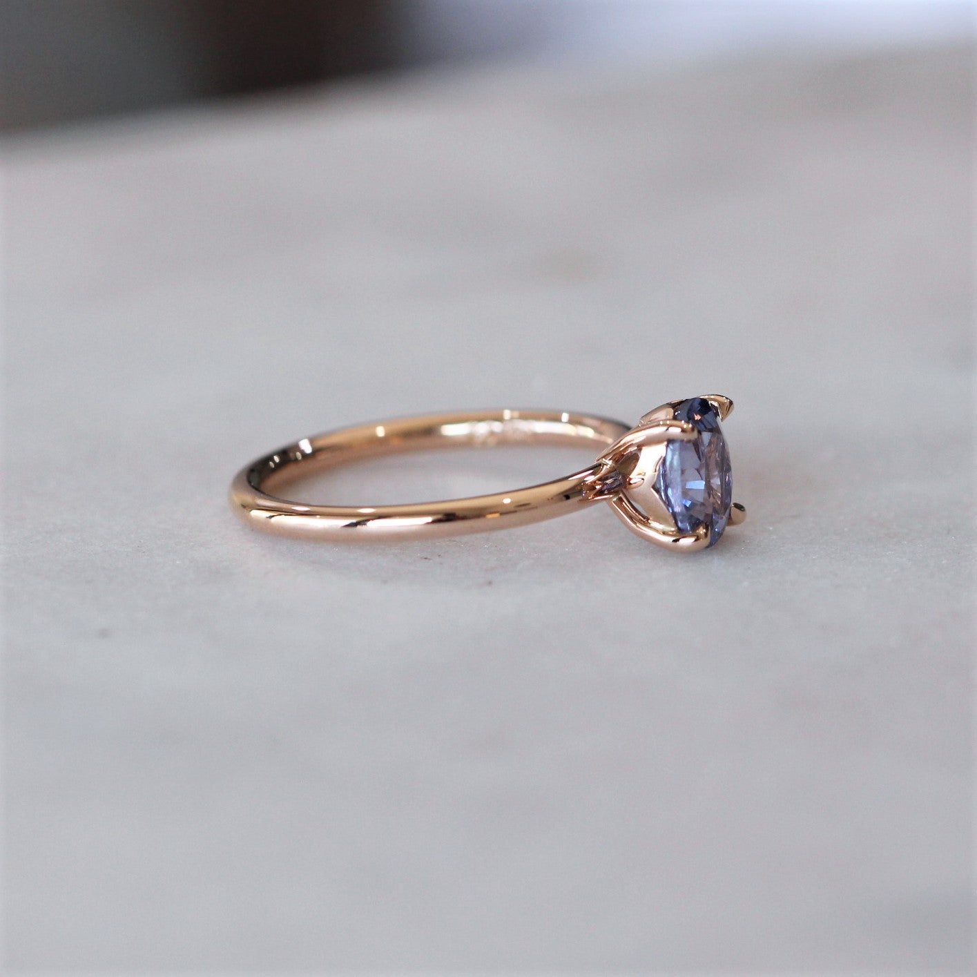 OVAL / LAVENDER CEYLON SAPPHIRE RING