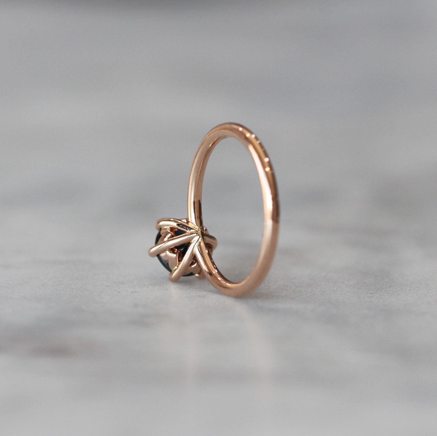 ROUND / SAPPHIRE SOLITAIRE RING ii