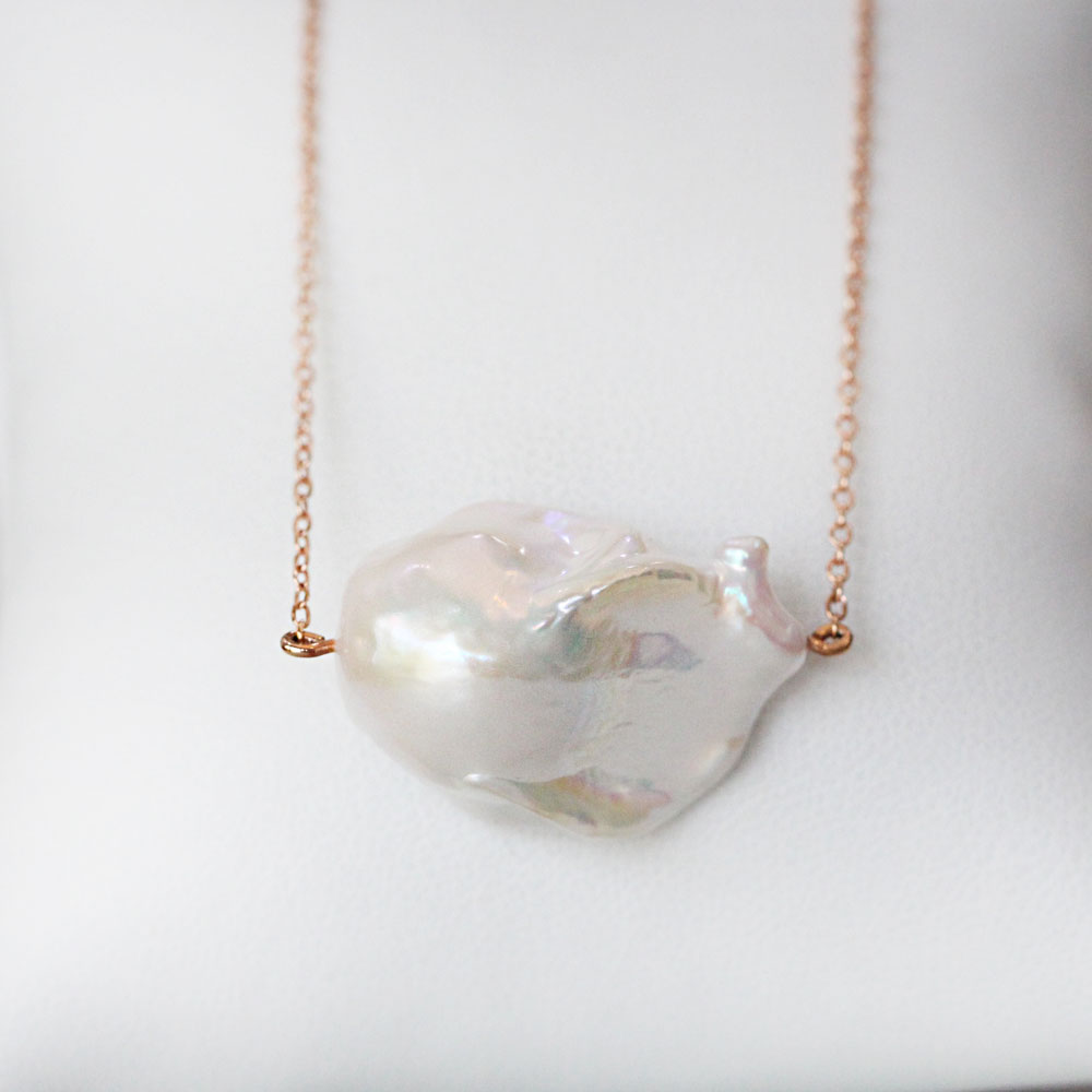 STATEMENT / PEARL NECKLACE