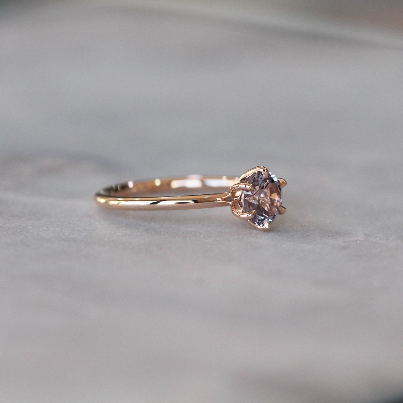 ROUND / PLUM SRI LANKAN SPINEL RING