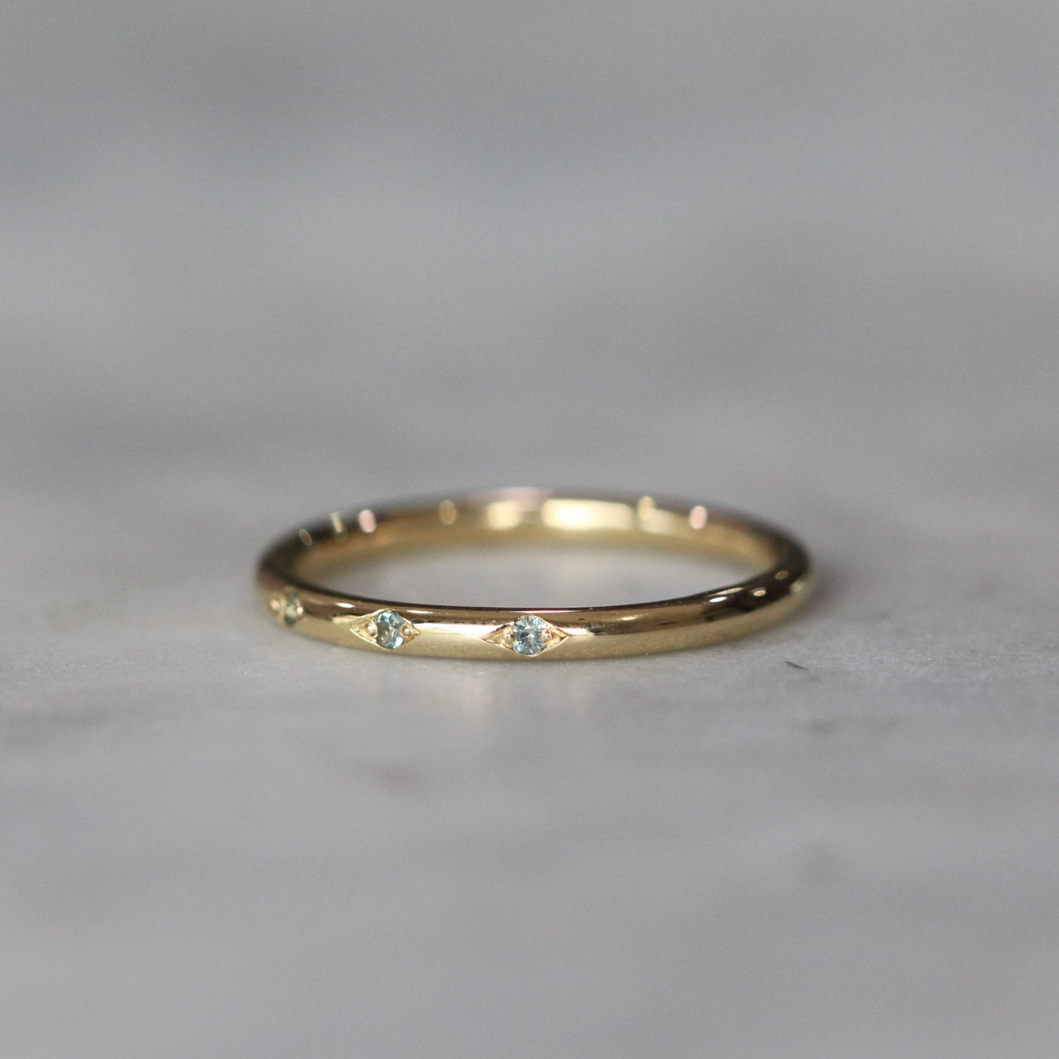FLAT SAPPHIRE STARDUST / WEDDING BAND