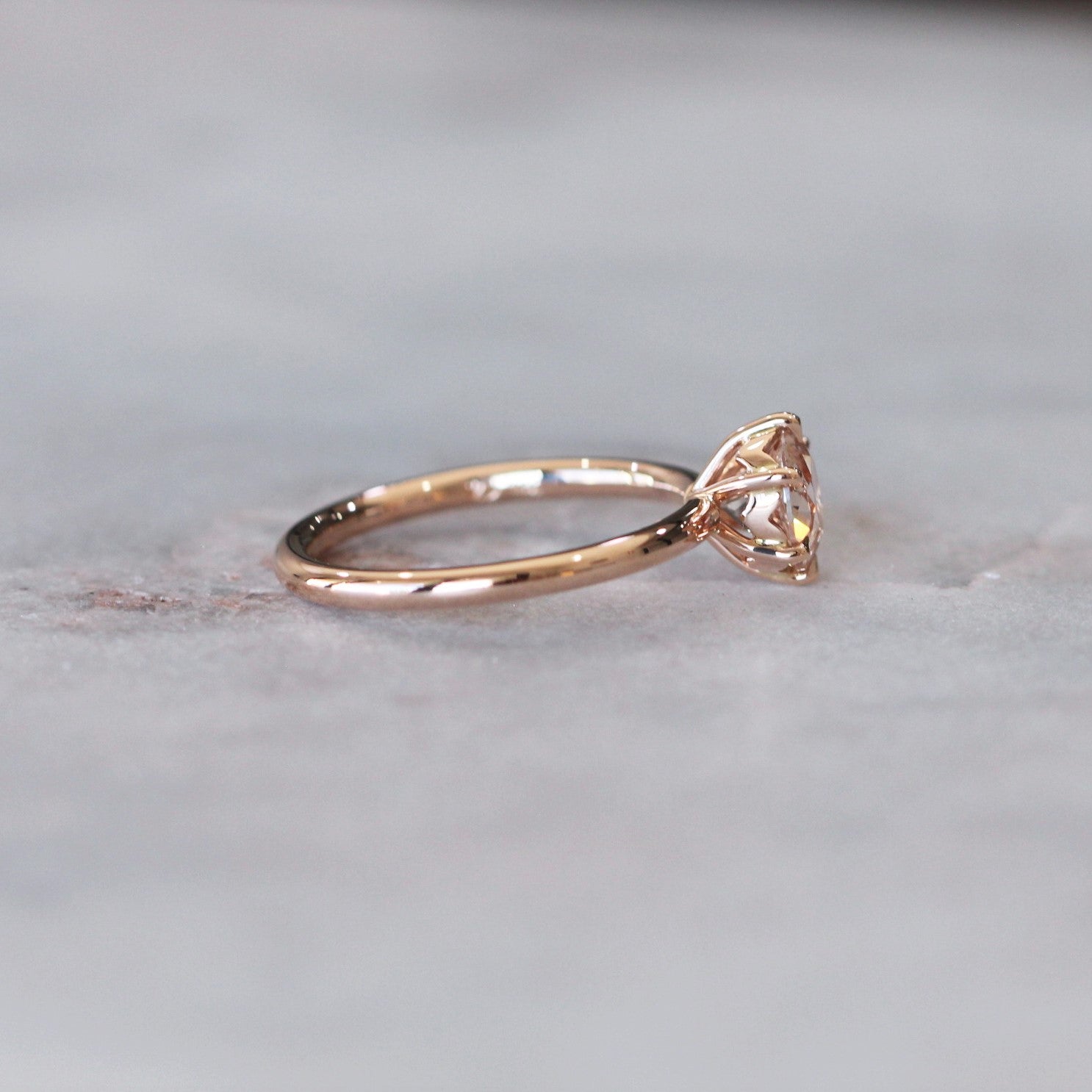 ROUND / PEACH CEYLON SAPPHIRE RING