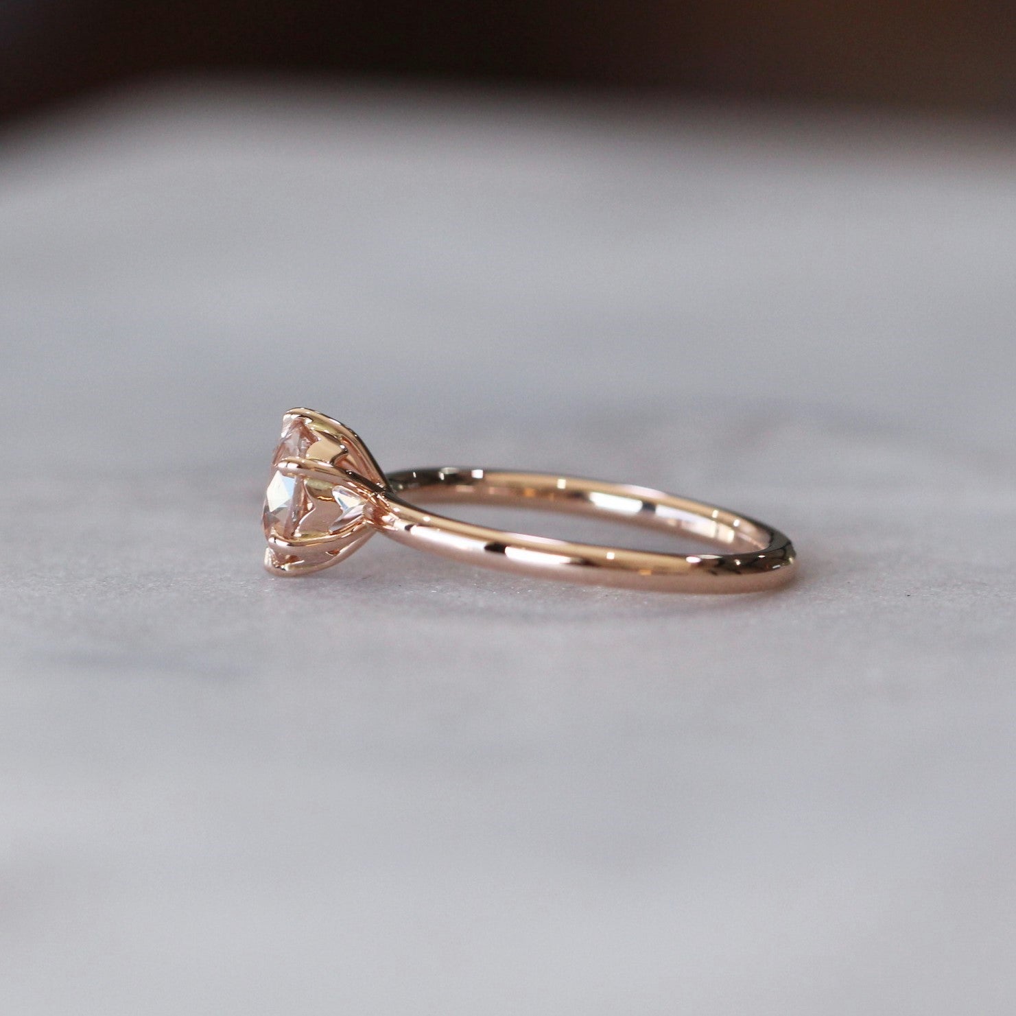 ROUND / PEACH CEYLON SAPPHIRE RING