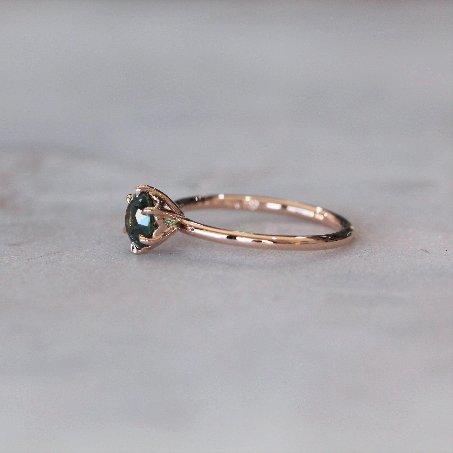 ROUND  / 6 CLAW TEAL PARTI SAPPHIRE RING