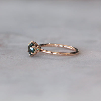 ROUND  / 6 CLAW TEAL PARTI SAPPHIRE RING
