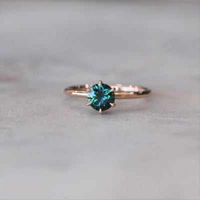 ROUND  / 6 CLAW TEAL PARTI SAPPHIRE RING