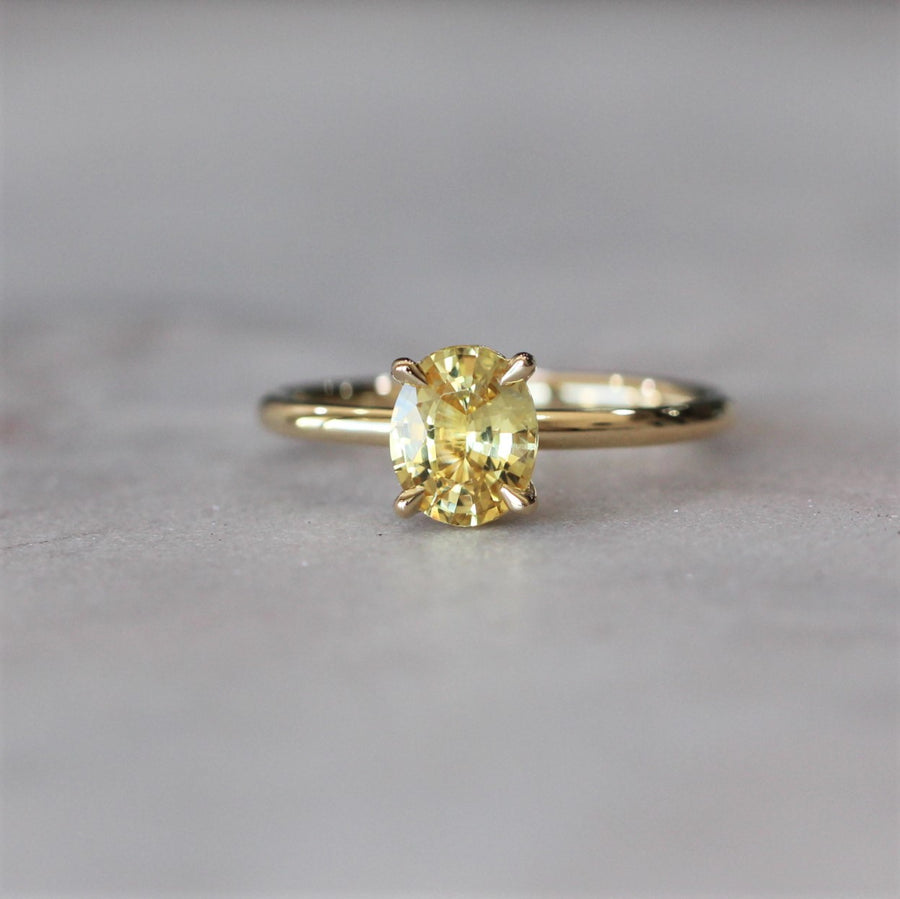OVAL / CANARY CEYLON SAPPHIRE RING