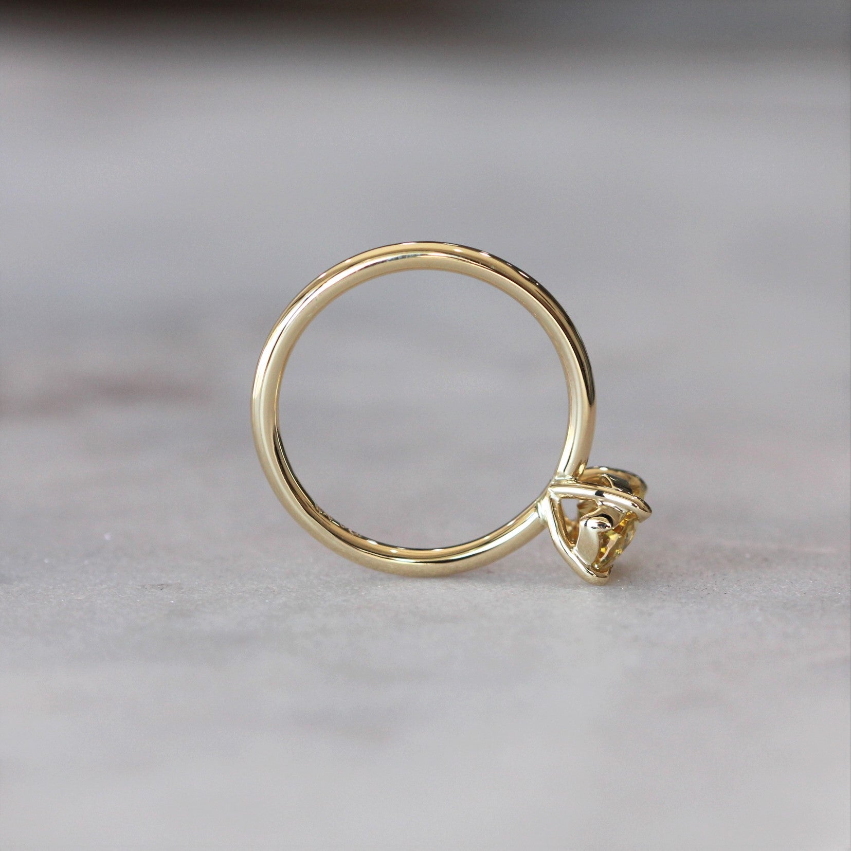 OVAL / CANARY CEYLON SAPPHIRE RING