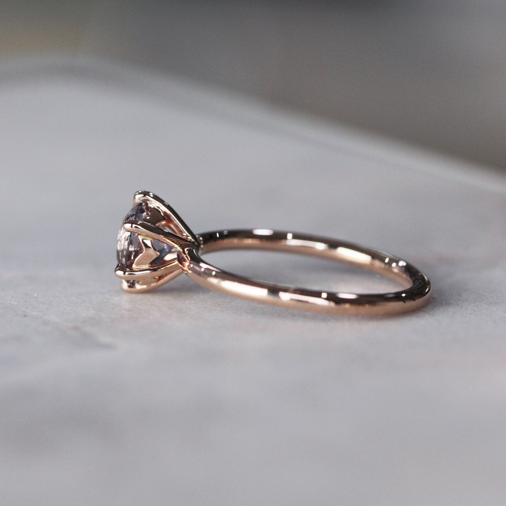 ROUND / GREY CEYLON SAPPHIRE RING