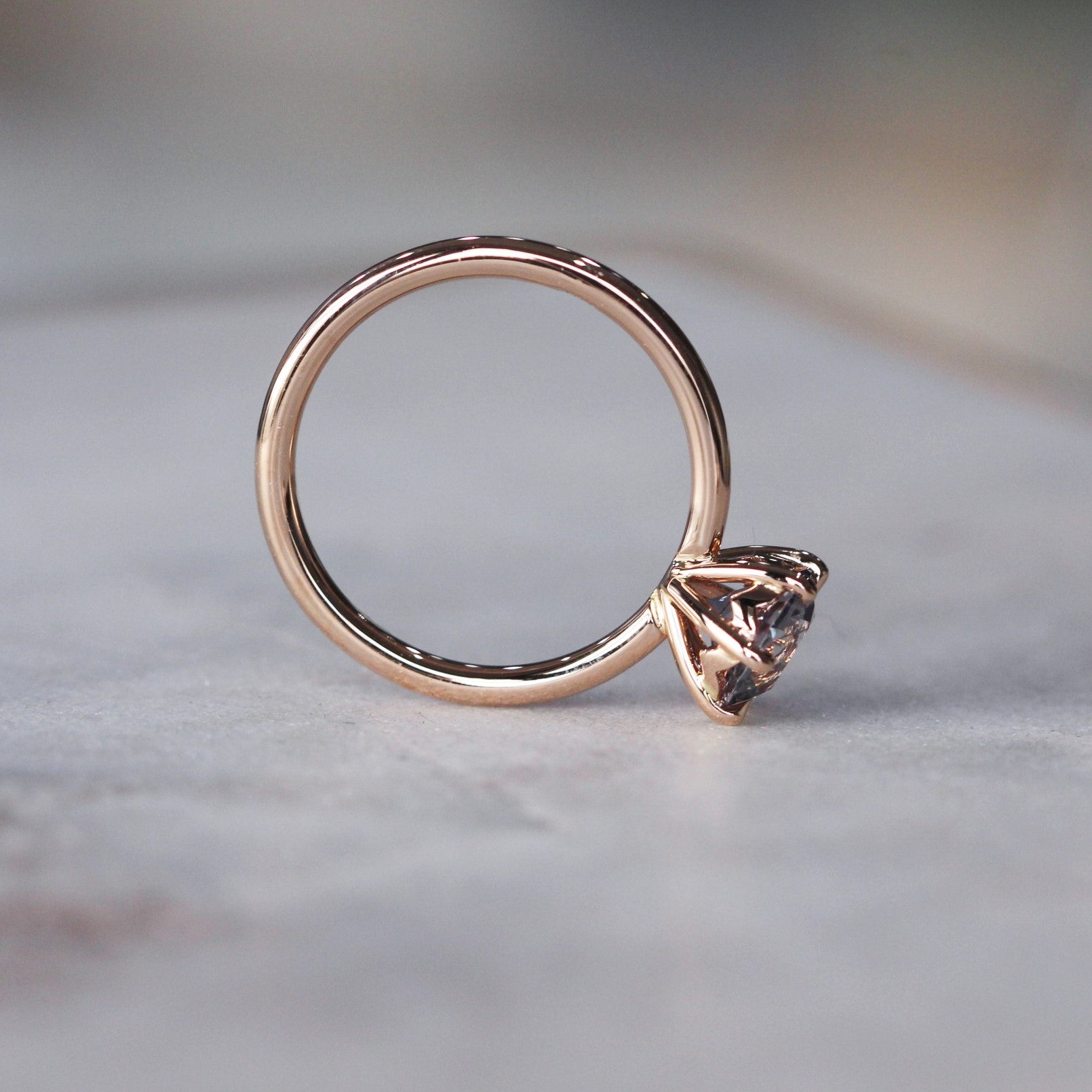 ROUND / GREY CEYLON SAPPHIRE RING