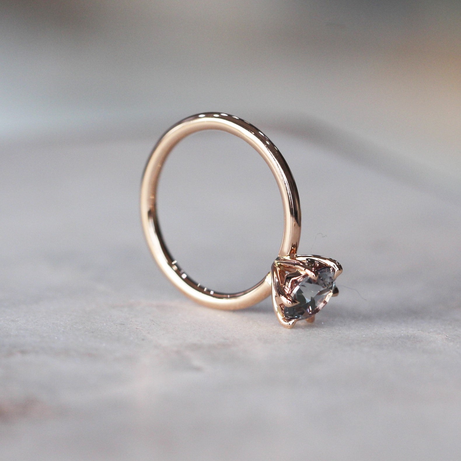 ROUND / GREY CEYLON SAPPHIRE RING