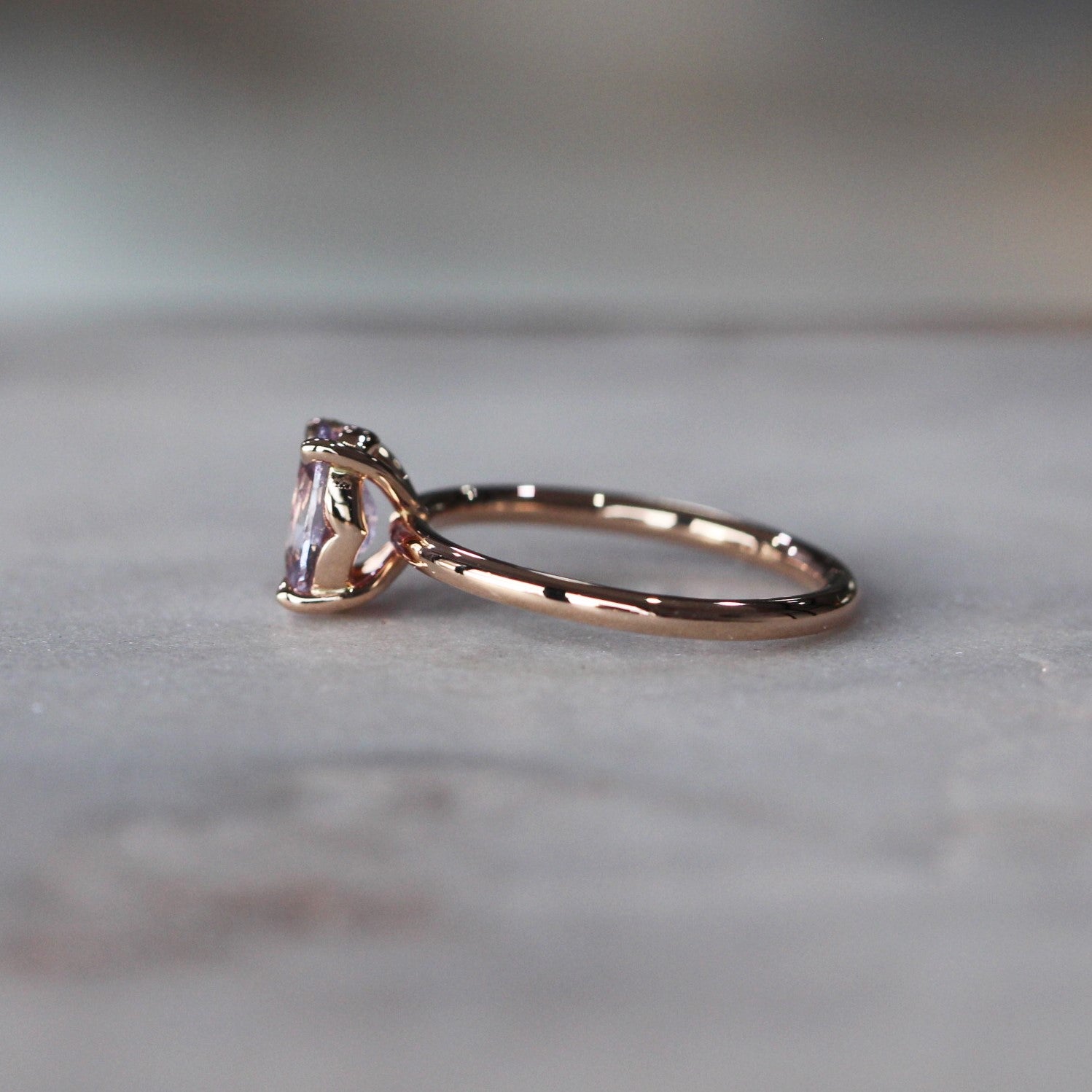 OVAL / SOFT PINK CEYLON SAPPHIRE RING