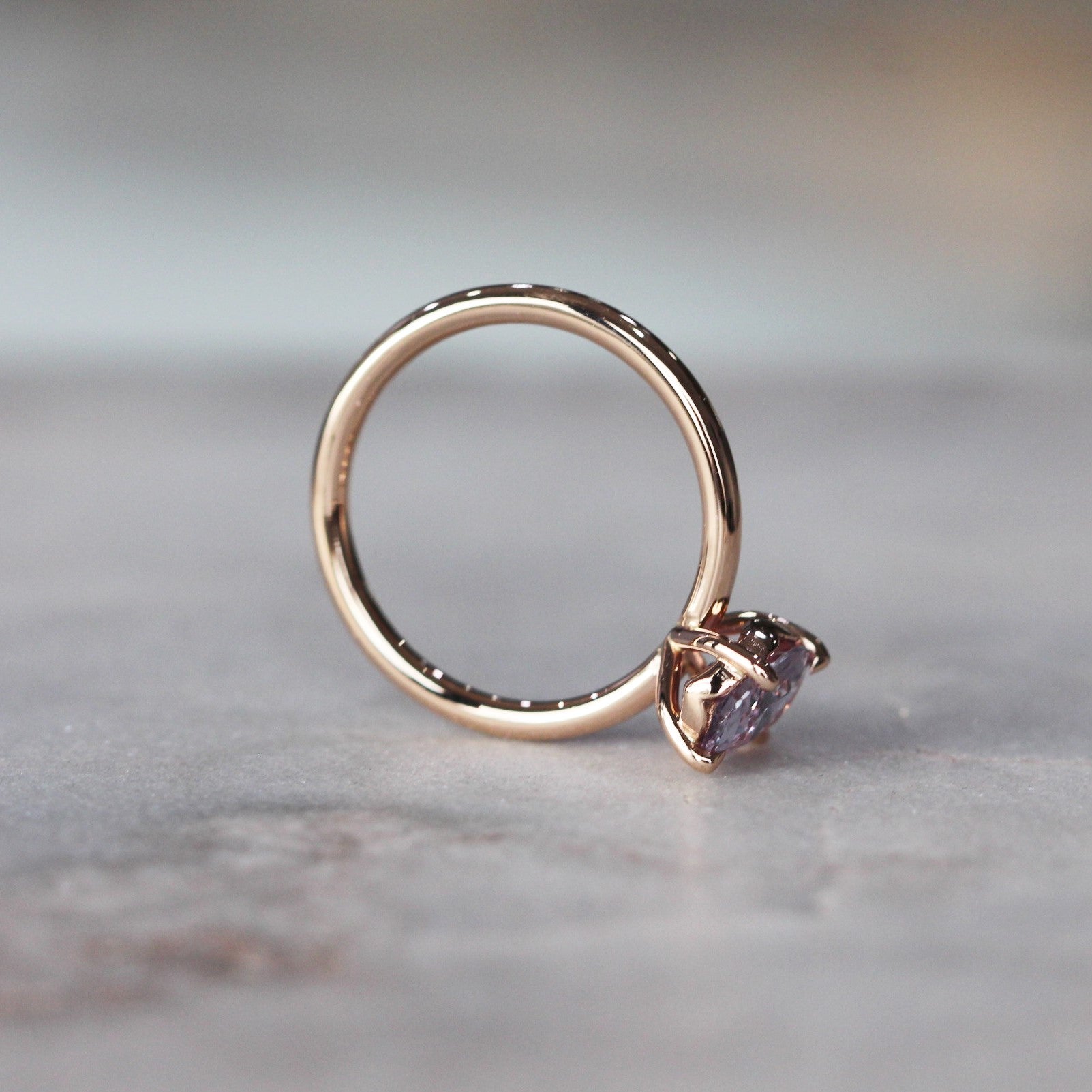 OVAL / SOFT PINK CEYLON SAPPHIRE RING