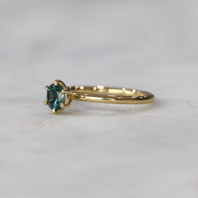 ROUND / TEAL PARTI SAPPHIRE RING