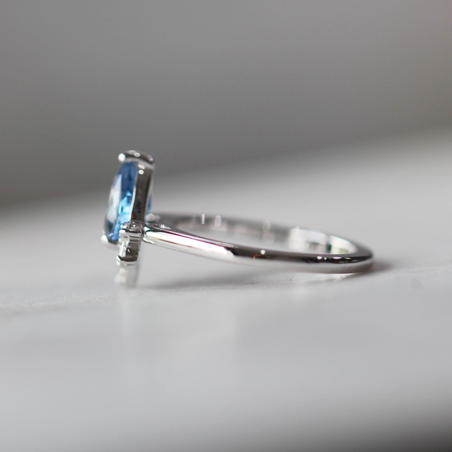CEYLON SAPPHIRE / HALF HALO RING